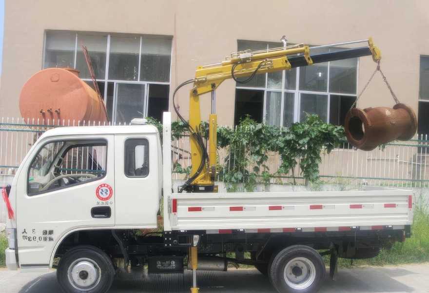 GRÚA MONTADA EN CAMIÓN CON PLUMA ARTICULADA DE 1 TONELADA