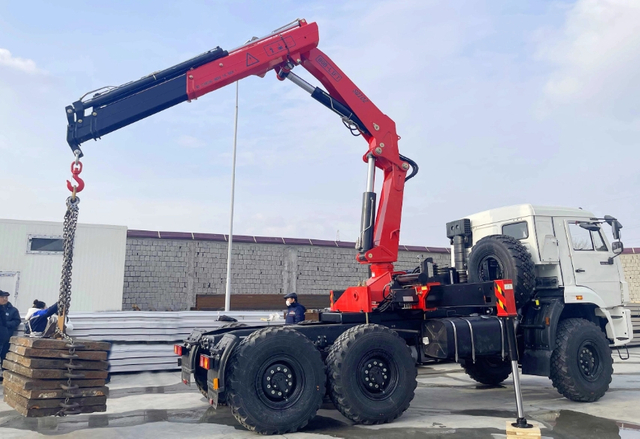 10 TON KNUCKLE BOOM TRUCK MOUNTED CRANE.jpg